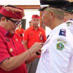 Bupati Tabanan Dr. I Komang Gede Sanjaya menyematkan tanda jabatan kepada salah satu Perbekel Antar Waktu (PAW) dalam prosesi pelantikan dan pengambilan sumpah jabatan Tahun 2026 di Graha Yadnya Sanjayaning Singasana, Tabanan, Jumat (30/1). (Foto: Istimewa)
