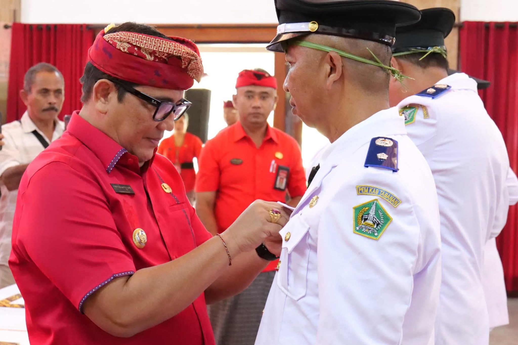 Bupati Tabanan Dr. I Komang Gede Sanjaya menyematkan tanda jabatan kepada salah satu Perbekel Antar Waktu (PAW) dalam prosesi pelantikan dan pengambilan sumpah jabatan Tahun 2026 di Graha Yadnya Sanjayaning Singasana, Tabanan, Jumat (30/1). (Foto: Istimewa)