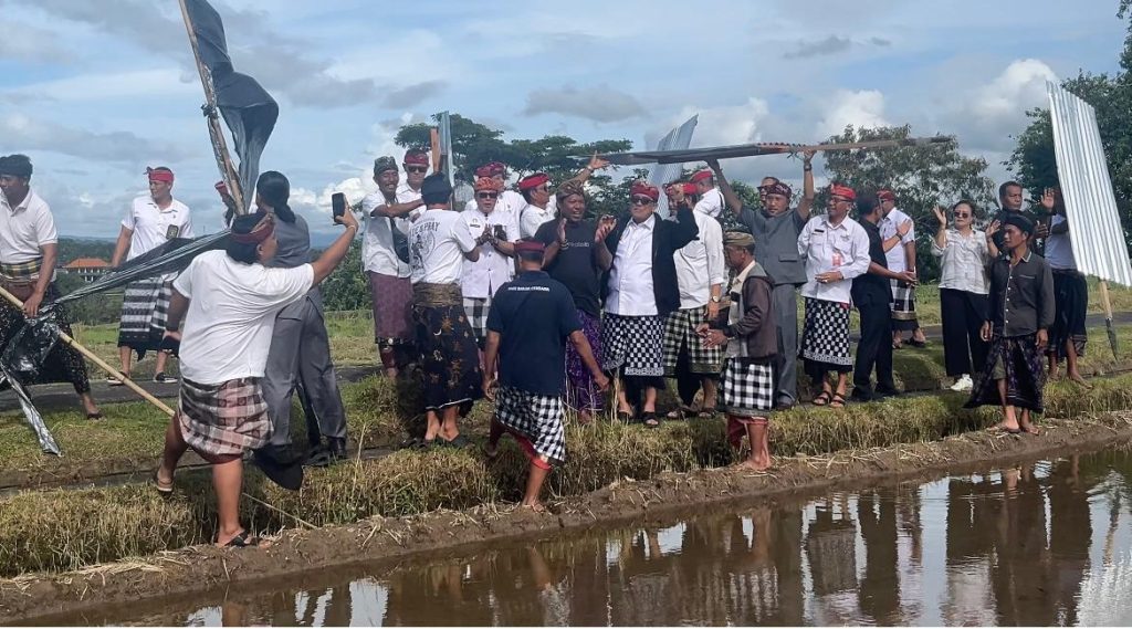 “Bupati Tabanan I Komang Gede Sanjaya bersama Wakil Bupati I Made Dirga dan masyarakat Desa Jatiluwih secara simbolis melepas atap seng pada bangunan di kawasan persawahan Jatiluwih, Kecamatan Penebel, Senin (5/1/2026), sebagai hasil kesepakatan bersama demi menjaga kelestarian lanskap subak Warisan Budaya Dunia UNESCO. (Foto: Istimewa)”