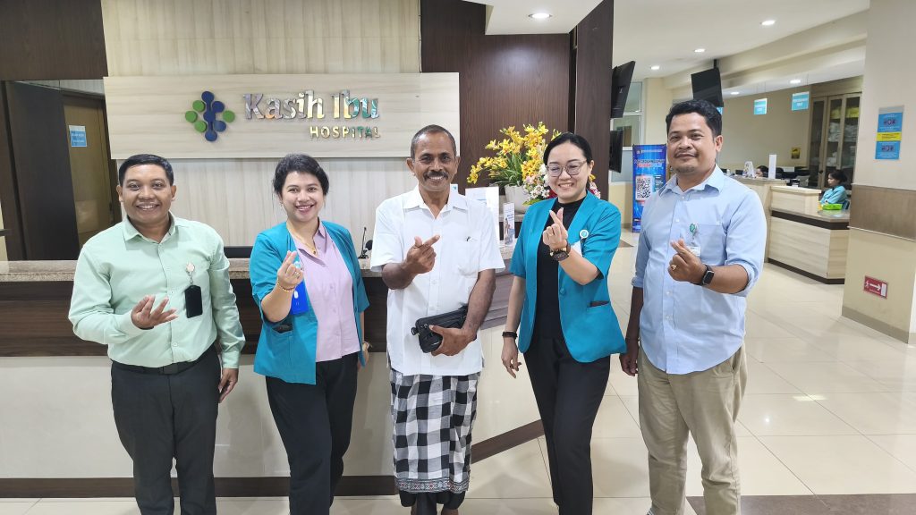 Direktur RS Kasih Ibu Tabanan dr. Ni Gusti Ayu Made Sri Pujarini, S.Ked., M.M., bersama jajaran manajemen RS Kasih Ibu Tabanan berfoto bersama Ketua SMSI Kabupaten Tabanan, Drs. I Wayan Ariasa, usai pertemuan silaturahmi dan penguatan komunikasi antara rumah sakit dan insan media di RS Kasih Ibu Tabanan, Selasa (13/1/2026). (Foto: Istimewa)