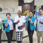 Direktur RS Kasih Ibu Tabanan dr. Ni Gusti Ayu Made Sri Pujarini, S.Ked., M.M., bersama jajaran manajemen RS Kasih Ibu Tabanan berfoto bersama Ketua SMSI Kabupaten Tabanan, Drs. I Wayan Ariasa, usai pertemuan silaturahmi dan penguatan komunikasi antara rumah sakit dan insan media di RS Kasih Ibu Tabanan, Selasa (13/1/2026). (Foto: Istimewa)