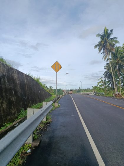 Kondisi ruas Jalan Shortcut Antosari–Bajera yang sempat menjadi salah satu titik pencarian warga hilang, dengan area sungai dan jembatan di sekitarnya turut disisir tim gabungan. (Foto: Istimewa)