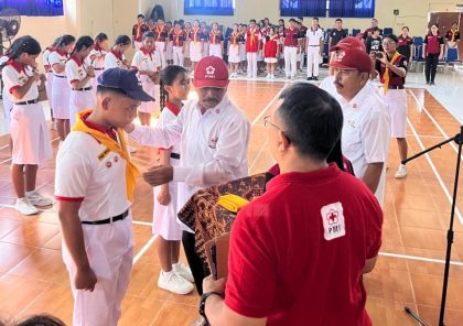 Wakil Ketua II PMI Kabupaten Tabanan, Drs. I Wayan Ariasa, secara simbolis melantik anggota Palang Merah Remaja (PMR) SMA Negeri 1 Tabanan angkatan ke-65 tahun 2026 dalam prosesi pelantikan yang digelar di Aula Sabha Mandala Ida Bagus Astawa, Minggu (11/1/2026). (Foto: Istimewa)