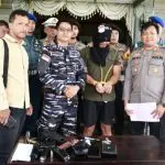Petugas gabungan TNI AL dan kepolisian menunjukkan pelaku beserta barang bukti kasus penjualan senjata api ilegal yang berhasil diungkap di Denpasar. (Foto: Istimewa)