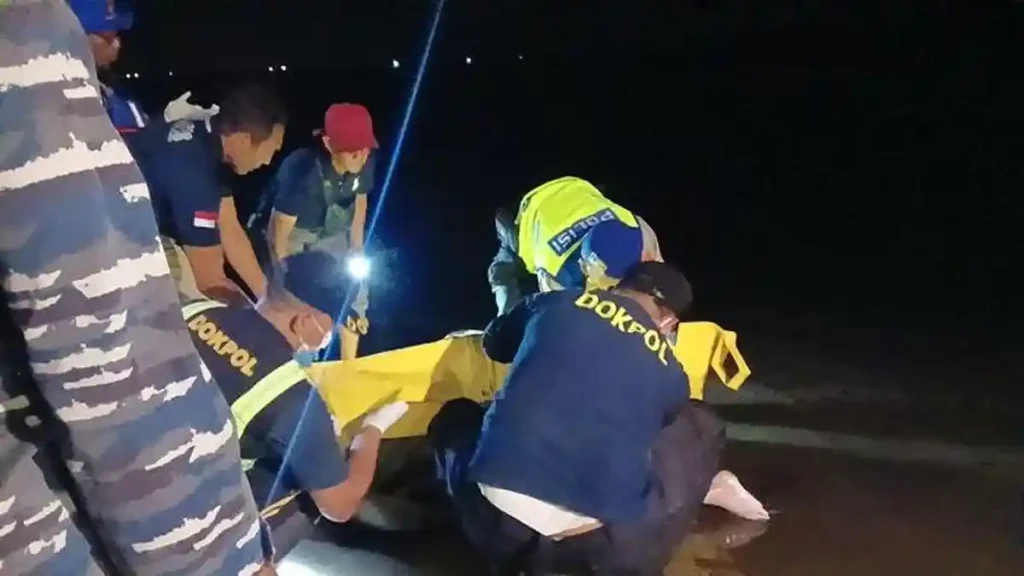 Petugas Satpolairud Polres Jembrana mengevakuasi jenazah Mr X yang ditemukan mengapung di perairan Pengambengan, Kecamatan Negara, Jembrana, Minggu (11/1/2026) malam. (Foto: Istimewa)