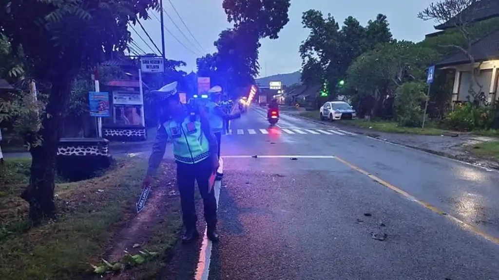 Suasana penanganan di TKP kecelakaan lalu lintas maut yang menyebabkan pengendara sepeda motor meninggal dunia di Jalur Tengkorak Jalan Raya Denpasar–Gilimanuk, wilayah Desa/Kecamatan Melaya, Kabupaten Jembrana, Kamis (15/1). (Foto: Istimewa)