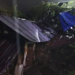 Atap bangunan semi permanen roboh diterjang hujan deras dan angin kencang di kawasan permukiman warga, mengakibatkan kerusakan pada sejumlah bagian rumah. (Foto: Istimewa)