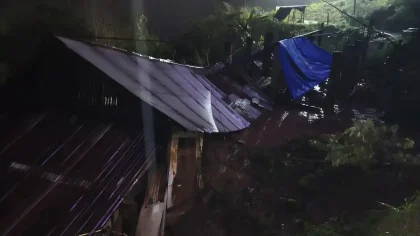 Atap bangunan semi permanen roboh diterjang hujan deras dan angin kencang di kawasan permukiman warga, mengakibatkan kerusakan pada sejumlah bagian rumah. (Foto: Istimewa)