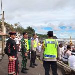 Personel Polri, TNI, dan Pecalang bersiaga mengamankan jalannya upacara Melasti di Pantai Soka, Desa Antap, Kecamatan Selemadeg, Tabanan, Selasa (17/3/2026), guna memastikan prosesi keagamaan berlangsung tertib, aman, dan lancar. *(Foto: Istimewa)*
