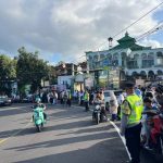 Personel kepolisian melakukan pengamanan dan pengaturan arus lalu lintas saat pelaksanaan Sholat Idul Fitri 1447 H di depan Masjid Besar Misykatul Huda, Bajera, Selemadeg, Sabtu (21/3/2026). Ibadah berlangsung khidmat dengan dukungan pengamanan terpadu dari aparat dan unsur masyarakat. (Foto: Istimewa)