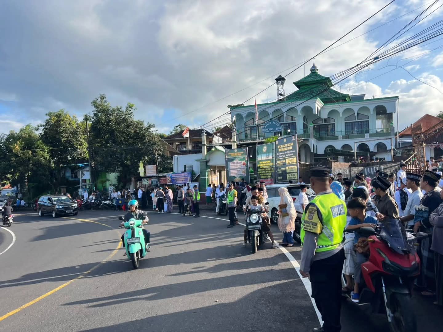 Personel kepolisian melakukan pengamanan dan pengaturan arus lalu lintas saat pelaksanaan Sholat Idul Fitri 1447 H di depan Masjid Besar Misykatul Huda, Bajera, Selemadeg, Sabtu (21/3/2026). Ibadah berlangsung khidmat dengan dukungan pengamanan terpadu dari aparat dan unsur masyarakat. (Foto: Istimewa)