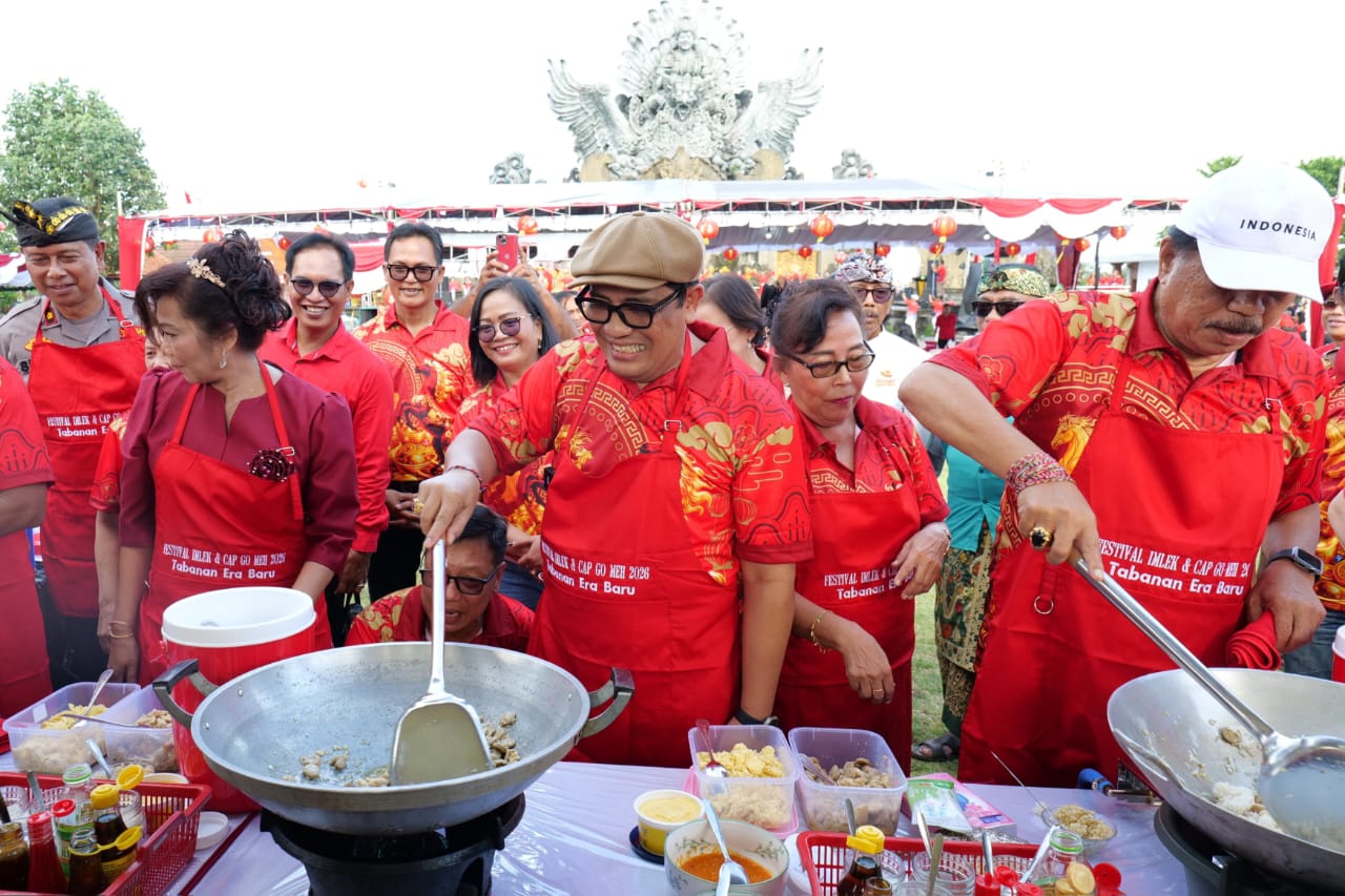 Bupati Tabanan I Komang Gede Sanjaya bersama Wakil Bupati I Made Dirga dan sejumlah undangan mengikuti aksi memasak nasi goreng saat Festival Imlek 2577 Kongzili dan Cap Go Meh di Panggung Terbuka Garuda Wisnu Singasana, Tabanan, Senin (9/3/2026). Aksi tersebut menjadi simbol kebersamaan dan harmoni dalam keberagaman masyarakat. (Foto: Istimewa)