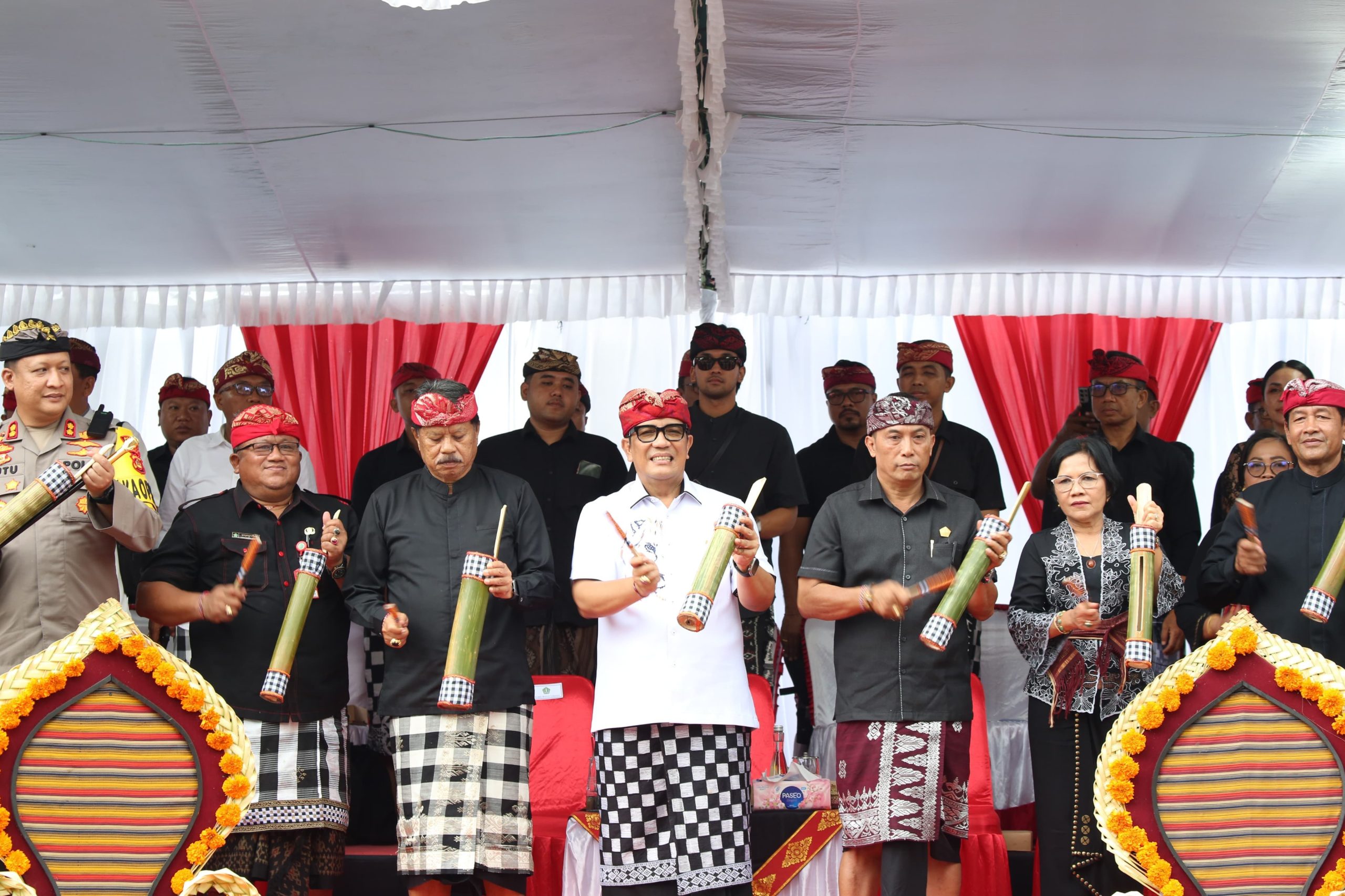 Bupati Tabanan I Komang Gede Sanjaya bersama Wakil Bupati I Made Dirga dan jajaran Forkopimda memukul alat musik bambu sebagai tanda dibukanya Puncak Festival Ogoh-Ogoh Singasana III Tahun 2026 di kawasan Gedung Kesenian I Ketut Marya, Tabanan, Minggu (15/3/2026). Festival ini menampilkan karya ogoh-ogoh terbaik dari Sekaa Teruna se-Kabupaten Tabanan. (Foto: Istimewa)