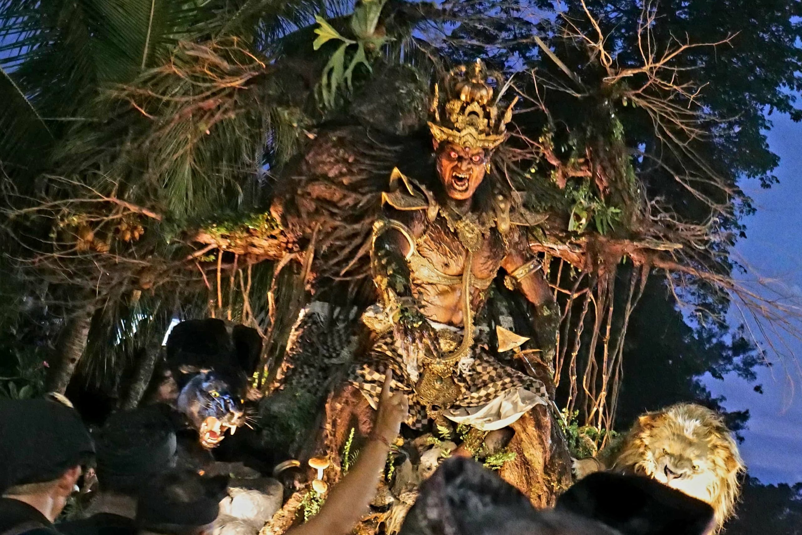Ogoh-ogoh berwujud raksasa dengan detail artistik dan nuansa mistis ditampilkan dalam pawai Desa Adat Kota Tabanan saat malam pengerupukan, Rabu (18/3/2026), sebagai simbol kreativitas yowana sekaligus pesan filosofis dalam menyambut Hari Raya Nyepi. *(Foto: Istimewa)*
