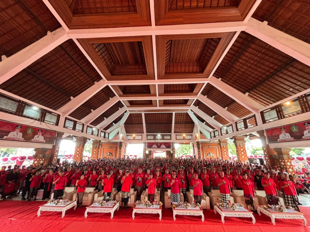 Ribuan kader PDI Perjuangan Kabupaten Tabanan mengikuti prosesi pengukuhan pengurus PAC, ranting, dan anak ranting masa bakti 2025–2030 di Gedung Kesenian I Ketut Marya, Tabanan, Selasa (24/3). Kegiatan ini menegaskan penguatan struktur partai hingga tingkat akar rumput. (Foto: Istimewa)