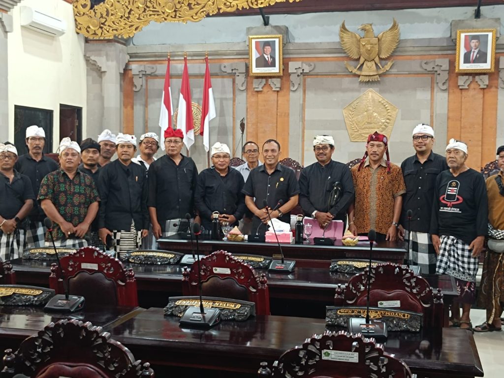 Sejumlah perwakilan masyarakat Desa Sesandan berfoto bersama jajaran DPRD Kabupaten Tabanan usai mengajukan audiensi terkait Peraturan Bupati Tabanan Nomor 7 Tahun 2026 tentang penetapan dan penegasan batas desa, Jumat (27/3). (Foto: Istimewa)