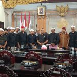 Sejumlah perwakilan masyarakat Desa Sesandan berfoto bersama jajaran DPRD Kabupaten Tabanan usai mengajukan audiensi terkait Peraturan Bupati Tabanan Nomor 7 Tahun 2026 tentang penetapan dan penegasan batas desa, Jumat (27/3). (Foto: Istimewa)