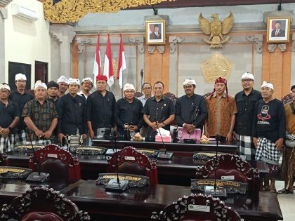 Sejumlah perwakilan masyarakat Desa Sesandan berfoto bersama jajaran DPRD Kabupaten Tabanan usai mengajukan audiensi terkait Peraturan Bupati Tabanan Nomor 7 Tahun 2026 tentang penetapan dan penegasan batas desa, Jumat (27/3). (Foto: Istimewa)