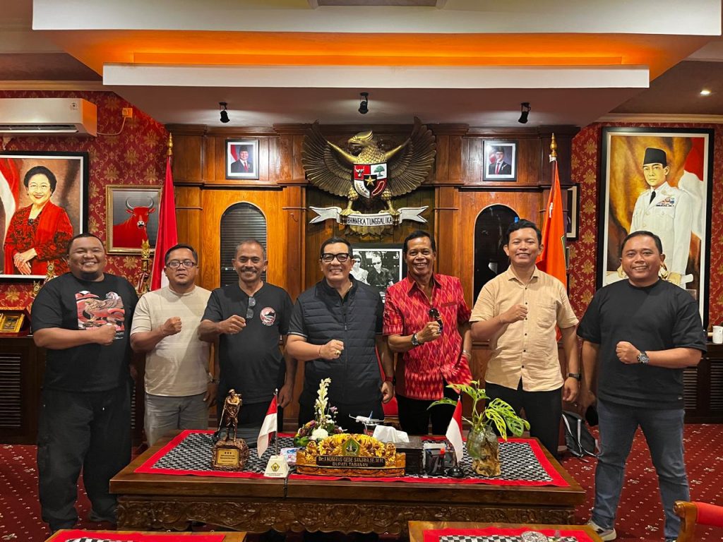 Bupati Tabanan I Komang Gede Sanjaya (tengah) berfoto bersama jajaran pengurus SMSI Kabupaten Tabanan usai audiensi membahas program literasi jurnalistik bagi ASN di ruang kerja Bupati Tabanan, Jumat (27/3/2026). (Foto: Istimewa)