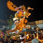 Atraksi ogoh-ogoh dengan detail artistik tinggi saat pengarakan malam Pengerupukan di wilayah Selemadeg, Tabanan, Rabu (18/3/2026). Tradisi ini berlangsung meriah sekaligus tertib berkat pengamanan terpadu dari aparat dan pecalang setempat. (Foto: Istimewa)