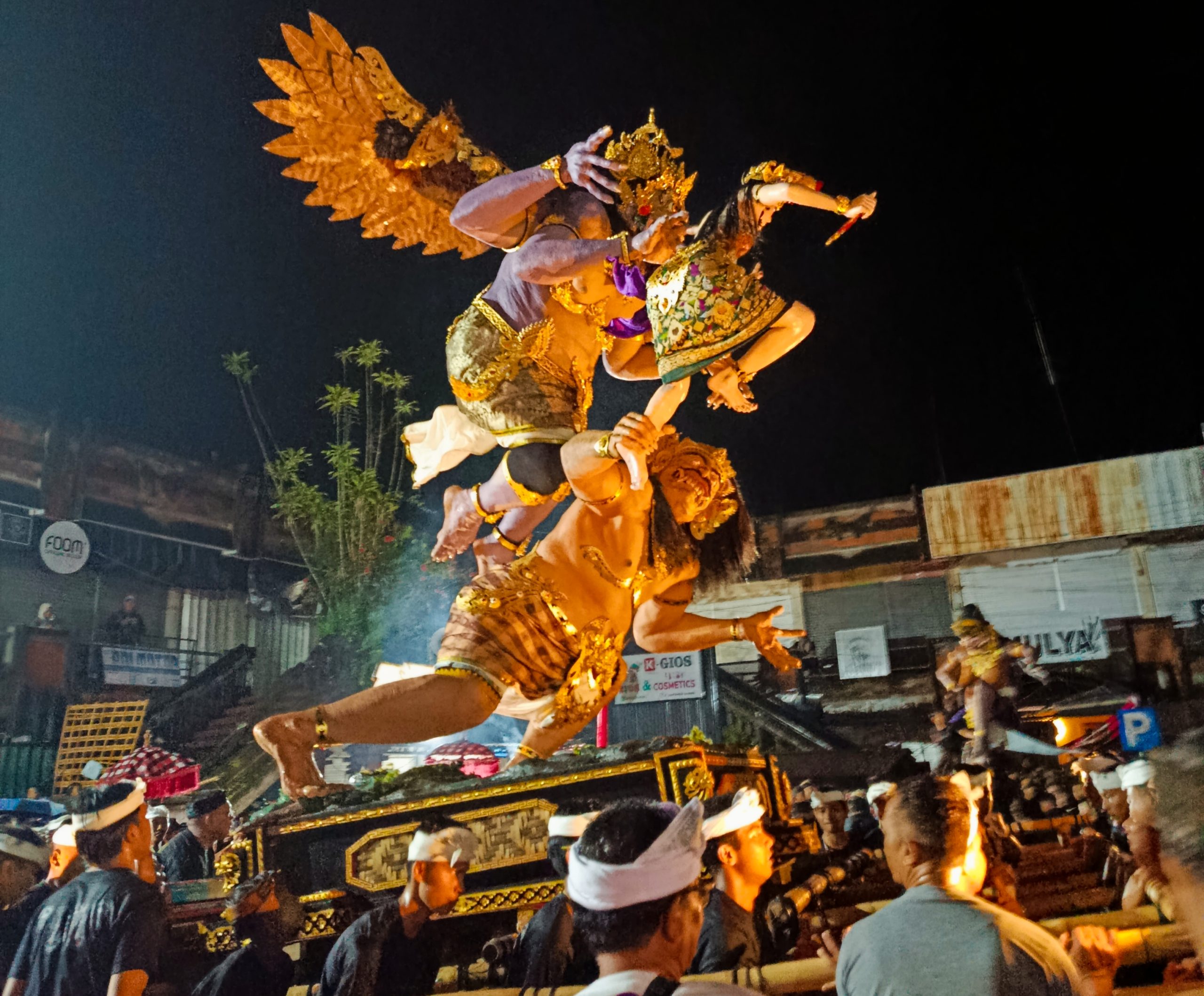 Atraksi ogoh-ogoh dengan detail artistik tinggi saat pengarakan malam Pengerupukan di wilayah Selemadeg, Tabanan, Rabu (18/3/2026). Tradisi ini berlangsung meriah sekaligus tertib berkat pengamanan terpadu dari aparat dan pecalang setempat. (Foto: Istimewa)