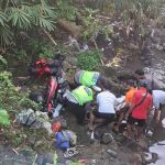 Sepeda motor milik korban terlihat tergeletak di aliran sungai bawah Jembatan Pangkung Berembeng, Selemadeg, usai kecelakaan tunggal yang terjadi Senin (23/3/2026) pagi. Korban dilaporkan terjatuh akibat diduga kehilangan kendali di jalur menikung dengan penerangan minim. (Foto: Istimewa)