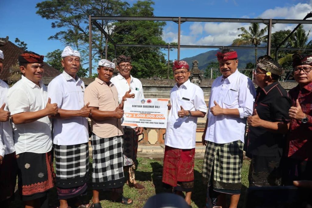 Gubernur Bali Wayan Koster didampingi Wakil Bupati Tabanan dan jajaran DPRD Tabanan saat menyerahkan bantuan kepada pengempon Pura Puncak Tinggah, Kecamatan Baturiti, Kabupaten Tabanan, sebagai bentuk dukungan pelestarian adat, budaya, dan kegiatan keagamaan masyarakat. (Foto: Istimewa)