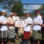 Gubernur Bali Wayan Koster didampingi Wakil Bupati Tabanan dan jajaran DPRD Tabanan saat menyerahkan bantuan kepada pengempon Pura Puncak Tinggah, Kecamatan Baturiti, Kabupaten Tabanan, sebagai bentuk dukungan pelestarian adat, budaya, dan kegiatan keagamaan masyarakat. (Foto: Istimewa)