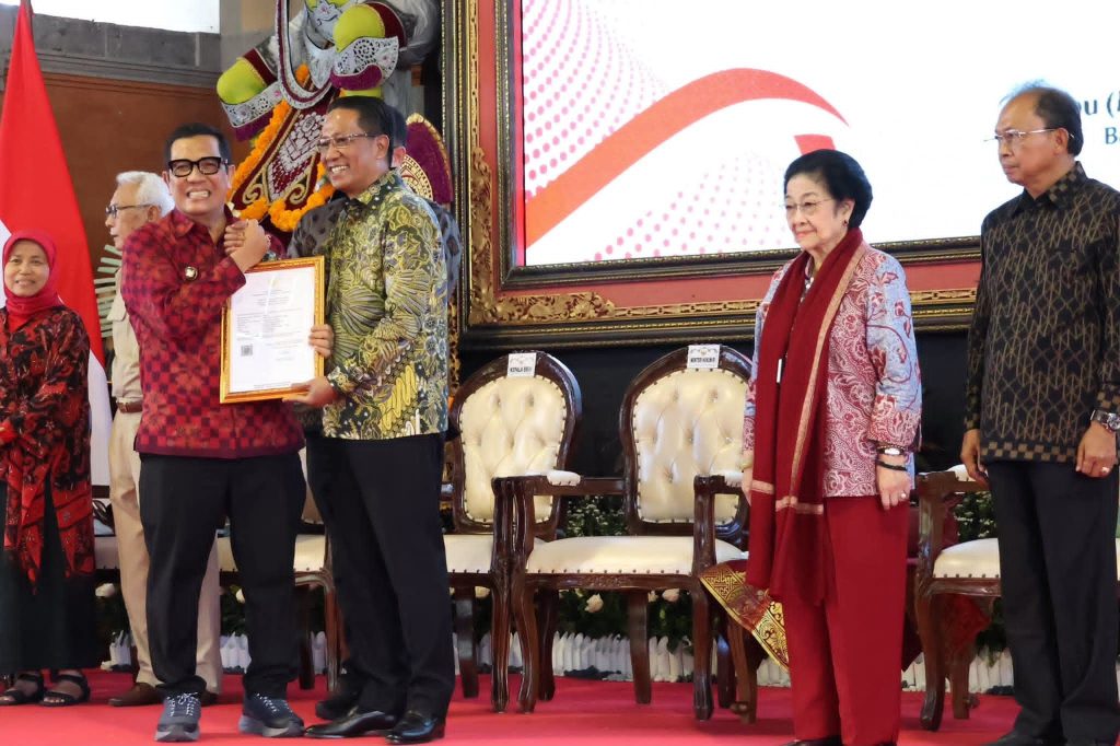 Bupati Tabanan I Komang Gede Sanjaya menerima Sertifikat Hak Kekayaan Intelektual (HAKI) komunal atas ekspresi budaya tradisional “Jineng” dalam kegiatan Temu Wicara HAKI dan Manajemen Usaha di Bali, Rabu (1/4/2026). (Foto: Istimewa)