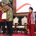 Bupati Tabanan I Komang Gede Sanjaya menerima Sertifikat Hak Kekayaan Intelektual (HAKI) komunal atas ekspresi budaya tradisional “Jineng” dalam kegiatan Temu Wicara HAKI dan Manajemen Usaha di Bali, Rabu (1/4/2026). (Foto: Istimewa)