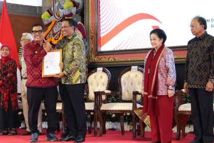 Bupati Tabanan I Komang Gede Sanjaya menerima Sertifikat Hak Kekayaan Intelektual (HAKI) komunal atas ekspresi budaya tradisional “Jineng” dalam kegiatan Temu Wicara HAKI dan Manajemen Usaha di Bali, Rabu (1/4/2026). (Foto: Istimewa)