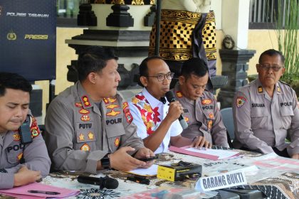 Kapolres Tabanan bersama jajaran saat menyampaikan rilis pengungkapan kasus tindak pidana dan situasi Kamtibmas wilayah Tabanan periode Maret 2026 dalam konferensi pers di Mapolres Tabanan, Rabu (1/4/2026). (Foto: Istimewa)