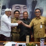Gubernur Bali Wayan Koster bersama Bupati Badung I Wayan Adi Arnawa, Wali Kota Denpasar I Gusti Ngurah Jaya Negara, dan Bupati Gianyar I Made Agus Mahayastra saat penandatanganan kesepakatan sinergi pembangunan lintas daerah di Kantor Gubernur Bali, Denpasar. (Foto: Istimewa)