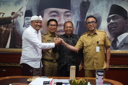 Gubernur Bali Wayan Koster bersama Bupati Badung I Wayan Adi Arnawa, Wali Kota Denpasar I Gusti Ngurah Jaya Negara, dan Bupati Gianyar I Made Agus Mahayastra saat penandatanganan kesepakatan sinergi pembangunan lintas daerah di Kantor Gubernur Bali, Denpasar. (Foto: Istimewa)